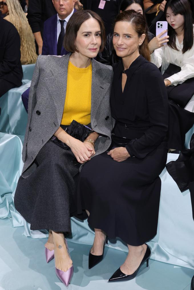 Sarah Paulson en Amanda Peet bij Prada