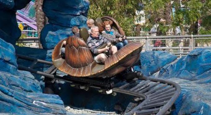 Ook de Crush's Coaster in Disneyland Parijs maakt gebruik van Vulkoprin-wielen.