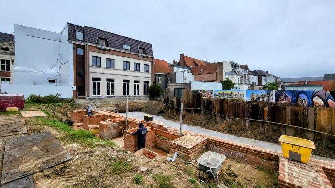 De weermuur van de Frans dwangburcht wordt van restaurant ViEr tot de artillerietoren blootgelegd en opgebouwd