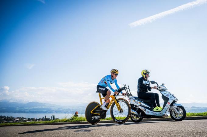 Remco Evenepoel met coach Sven Vanthourenhout tijdens een training en parcoursverkenning tijdens het WK.