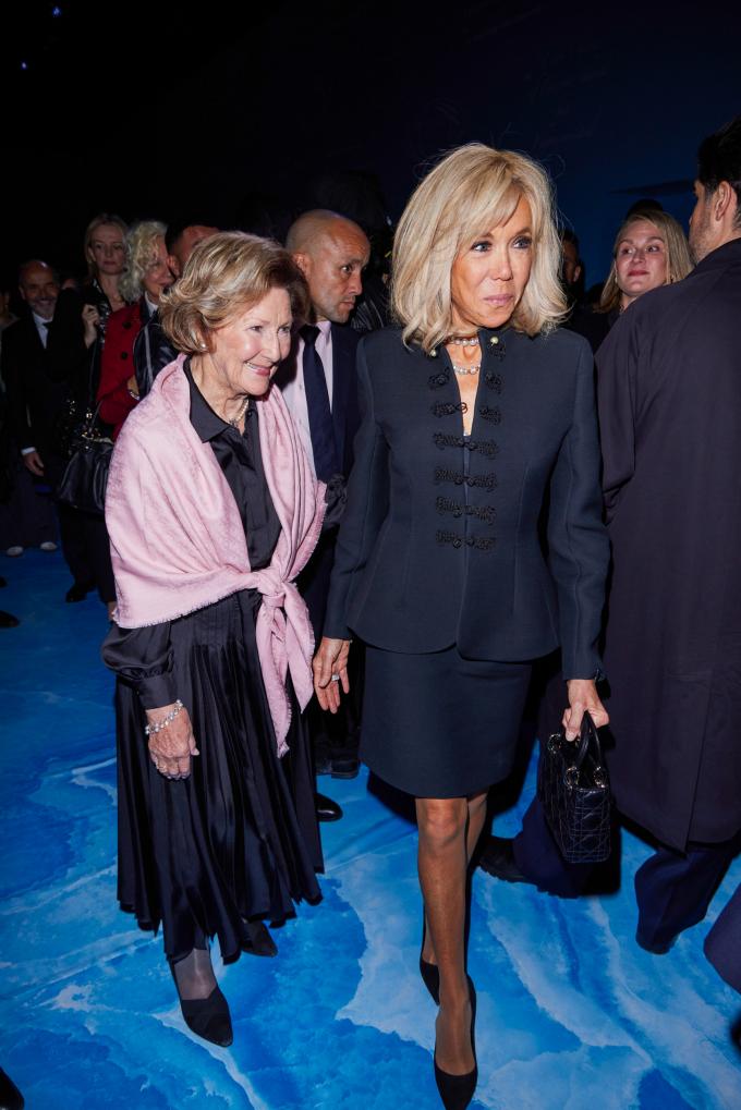 Koninging Sonja Haraldsen (Noorwegen) en Brigitte Macron bij Christian Dior