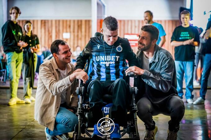 Janis met zijn verpleger Aaron Macco en zijn idool Brandon Mechele, speler bij Club Brugge