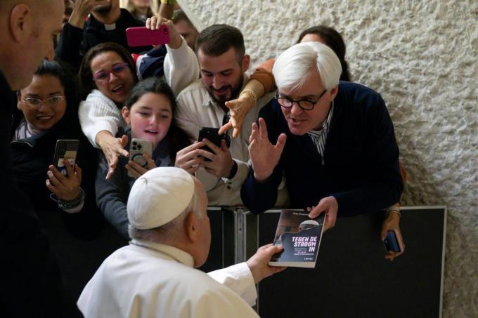 Tom Zwaenepoel gaf zijn jongste boek aan de paus in Rome.