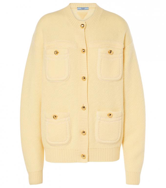 Cardigan met gouden knopen in kasjmier Prada, € 3.100