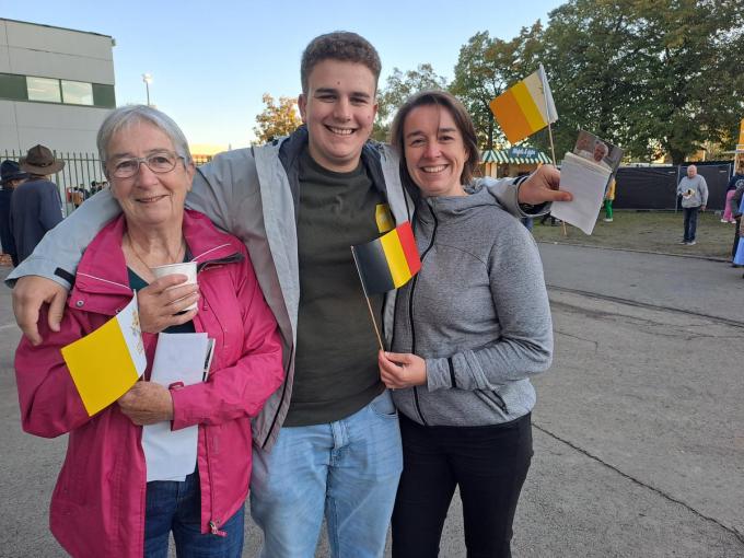 Voor Gust Rogist, geflankeerd door zijn oma Marie-Christine Lemaire en mama Marjan Tack, was de pausviering een bevestiging dat hij niet alleen staat met zijn geloof.