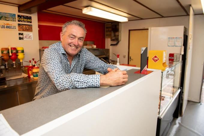 Yves Demey is vergroeid met zijn zaak, al 35 jaar is hij op de Bosmolens op post in zijn frituur. (foto Frank)