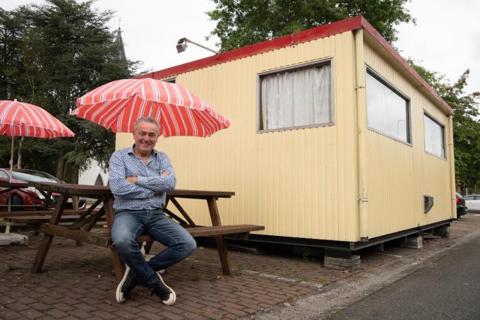 In het frietkot dat al 32 jaar dienst doet; kun je niet binnen eten. Buiten staan er wel banken.