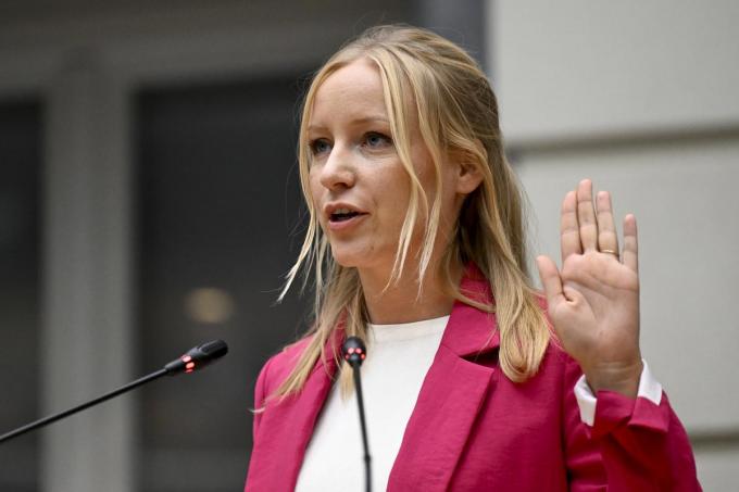 Melissa Depraetere tijdens de eedaflegging in het Vlaams Parlement.