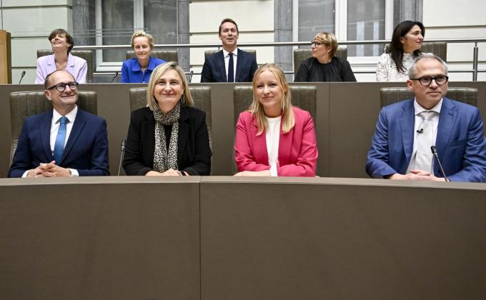 Alle nieuwe Vlaamse ministers op een rijtje. Boven v.l.n.r. Cieltje Van Achter, Annick De Ridder, Jo Brouns, Caroline Gennez en Zuhal Demir. Onder: Ben Weyts. Hilde Crevits, Melissa Depraetere en Mathhias Diependaele.