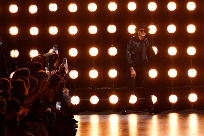 Hedi Slimane photographié à Paris lors du défilé printemps-été 2023 de Celine - Getty Images