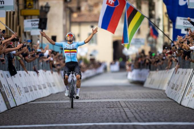 Gianni Vermeersch op het WK gravel in Leuven vorig jaar, toen nog in de regenboogtrui. Vorig jaar won Mohoric, Vermeersch moest zich tevredenstellen met een elfde plaats.