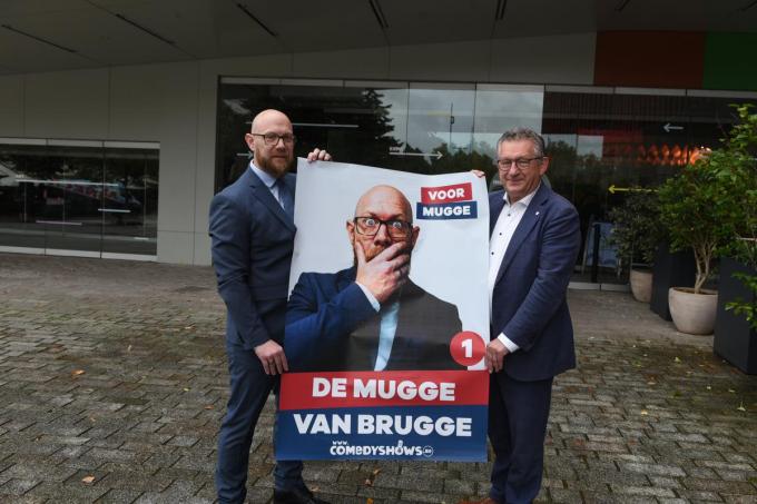 Kevin Rombaux alias ‘De Mugge van Brugge’ met burgemeester Dirk De fauw.