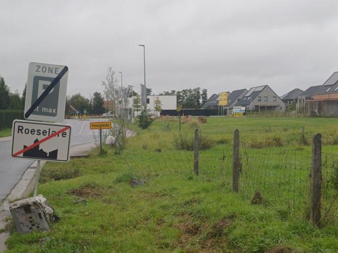 Aan beide zijden van de gemeentegrens tussen Roeselare en Hooglede is er veel bewoning bij gekomen en wordt er nog gretig gebouwd.