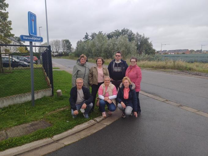 De ongeruste bewoners aan het Varendijkhof waar de knip ongeveer zou komen.