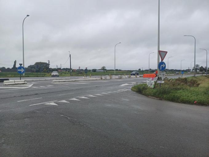 Op dit kruispunt van de Honzebrouckstraat in Hooglede en de Beverenstraat met de R32 komen straks verkeerslichten. Er komt ook een tunnel onder de Rijksweg.