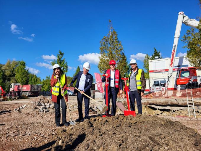 Kathy Dewitte (algemeen directeur van Hogeschool VIVES), Lieven Danneels (voorzitter van het Bestuursorgaan van VIVES), Kristof Vanfleteren (CEO van ION) en Wout Maddens (schepen van Bouwen, Wonen en Stadsvernieuwingsprojecten) zetten symbolisch de eerste spade in de grond van The Sky