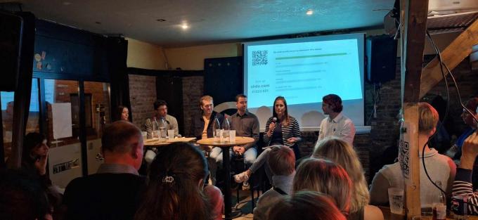 Aileen Feys, Mathias Bruggeman, Meinert Vanneste, Jari Denorme, Sarah T'Joens en Rémi Bruggeman tijdens het debat. (gf)