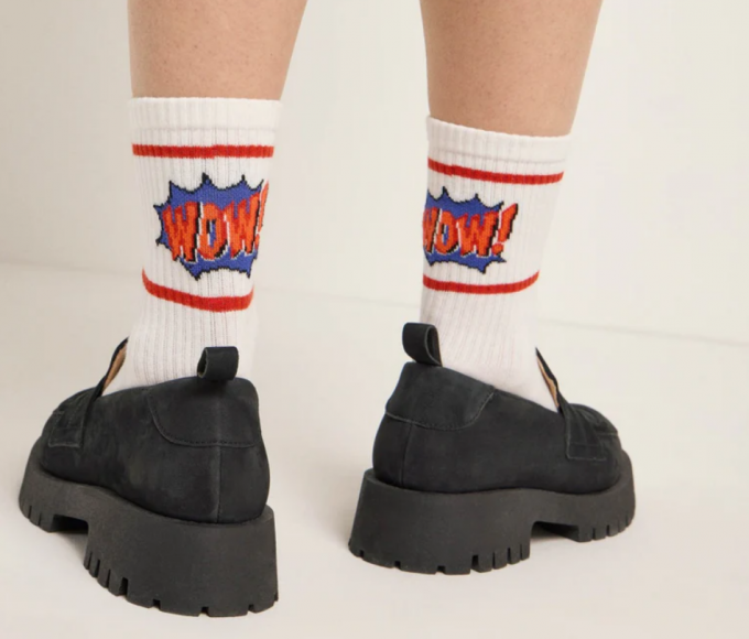 Des chaussettes hautes “WOW”