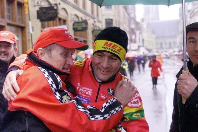 Freddy Casteleyn, hier met Stefaan Vermeersch nadat die Gent-Ieper op zijn naam schreef.