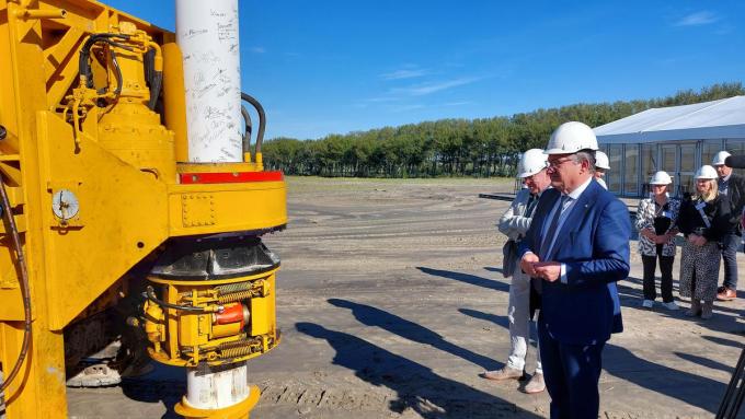 Burgemeester Dirk De fauw wijst op het belang van dit project voor de haven en voor de omgeving.