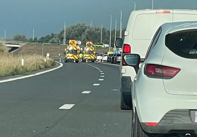 Door het ongeval is de A19 volledig versperd. Het verkeer moet de snelweg verlaten via de afrit 20 Ieper-Centrum..