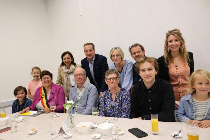 De jubilarissen Roger Degroote en Christa Colpaert samen met burgemeester Lies Laridon en Wouter, Nele en Pieter Degroote, Gudrun Theunynck, Arvid Degroote, Charlotte Vandaele, Robbe , Stien en Lowie Degroote.