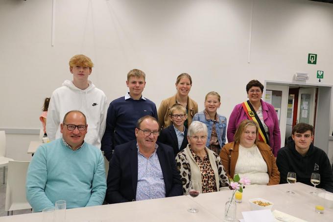 De jubilarissen André Dommecent en Nadine Constandt samen met burgemeester Lies Laridon, Kris Dommecent, Lien Hoorne, Bjaine Dommecent, Bjente Dommecent, Bjonce Dommecent, Mieke Dommecent, Nikolaï Vanhoutte en Maurits Vanhautte.