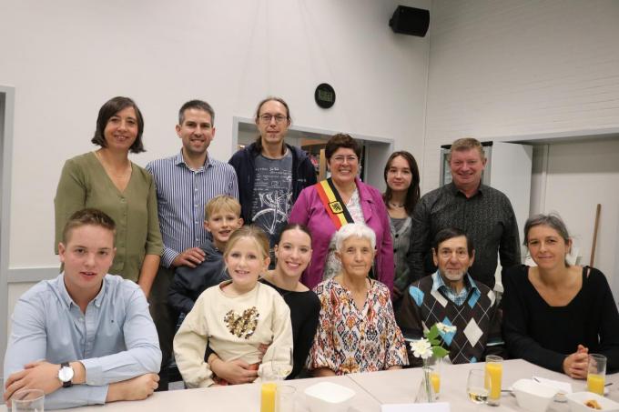 Op de foto herkennen we de jubilarissen Magda Rommelaere en Walter Debergh met achter hen burgemeester Lies Laridon en Dieter Debergh, Lien Deberghe en Philip Sinnaeve, Lore Debergh, Kato Debergh, Emma Sonnaeve en Kamiel Sinnaeve.