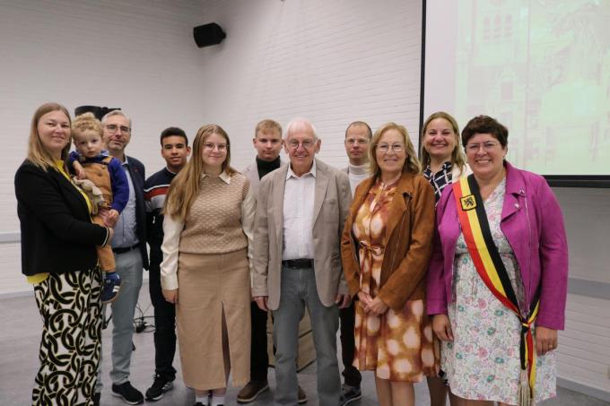 Op de foto zien we het jubilerende paar Marleen Willaert en Rony Jaecques met burgemeester Lies Laridon en Peter, Charlotte, en Thomas Vanthuyne, Jessica Jaecques, Domùiniek , Danté, Hayden Breine en Vanessa Jaecques.