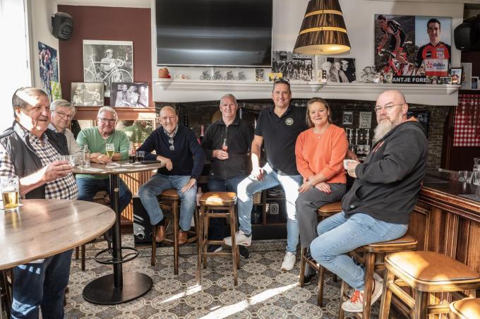 Gwenda Vandaele met links van haar Tom Declercq bij enkele vaste klanten van het café. Rechtsboven zie je ook de foto van de betreurde Daan Myngheer.