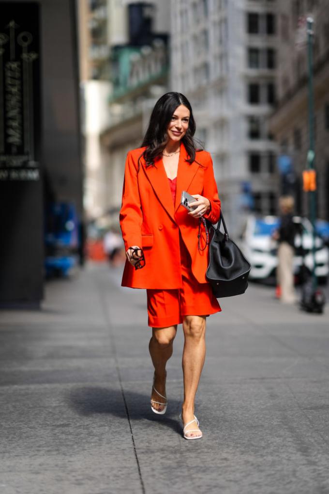 Le look monochrome rouge et sac noir