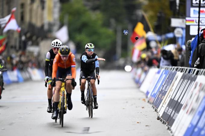 17: Het aantal minuten dat verstreek tussen het moment dat Justine Ghekiere en Lotte elkaar bekenden “Ik ben dood” en het moment dat die laatste – mede door de hulp van een ijzersterke Ghekiere – de wereldtitel won in Zürich.