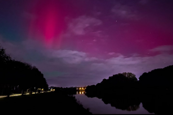 Het noorderlicht in Kuurne, gefotografeerd door Leander Depypere.