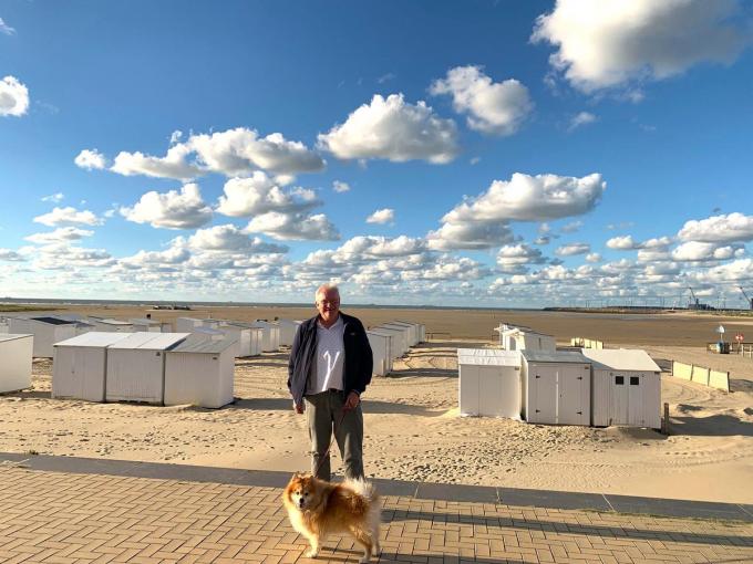 Pol met zijn hond Beau, voorlopig nog enkel op de zeedijk in Zeebrugge.