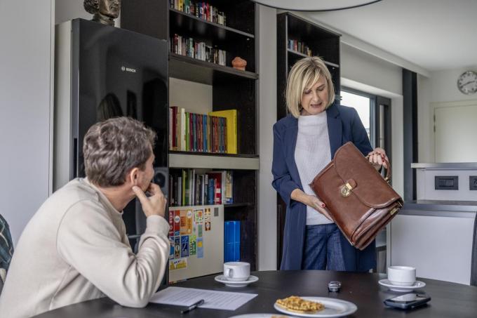 Hilde Crevits met de boekentas van haar overleden vader die onder haar woonde. “Opruimen is voor mij afscheid nemen, maar ook verwerken”, aldus de viceminister-president. (foto Christophe De Muynck)