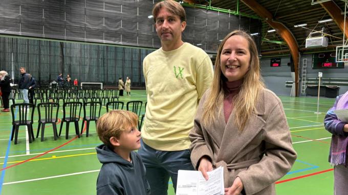 Charlotte Verkeyn ging vanmorgen haar stem uitbrengen met haar man en zoontje.