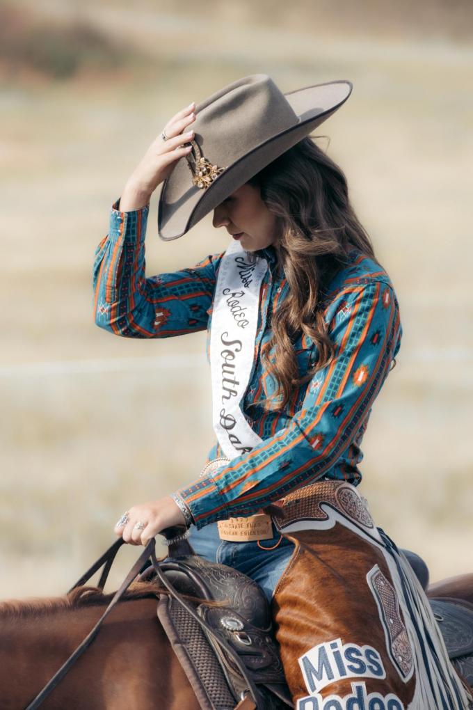 Ook Miss Rodeo South Dakota mag niet ontbreken op de Buffalo Roundup. (foto sbedaux)