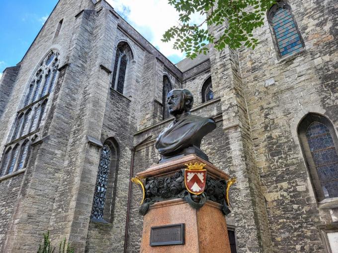 Het borstbeeld van Guido Gezelle kreeg in de zomer van 2024 een nieuwe plaats in de omgeving van de O.L.V.-kerk, in de zichtas van de Guido Gezellestraat