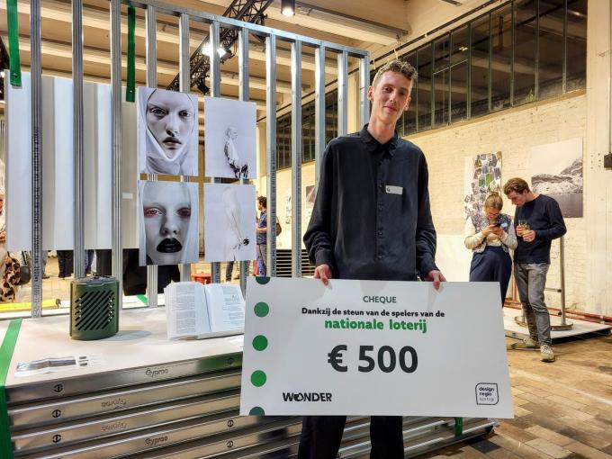 Luca Vanhoutvin won een cheque van 500 euro van de Nationale Loterij met zijn winnende design waarin hun logo verwerkt zat. “Mijn skivakantie is betaald”