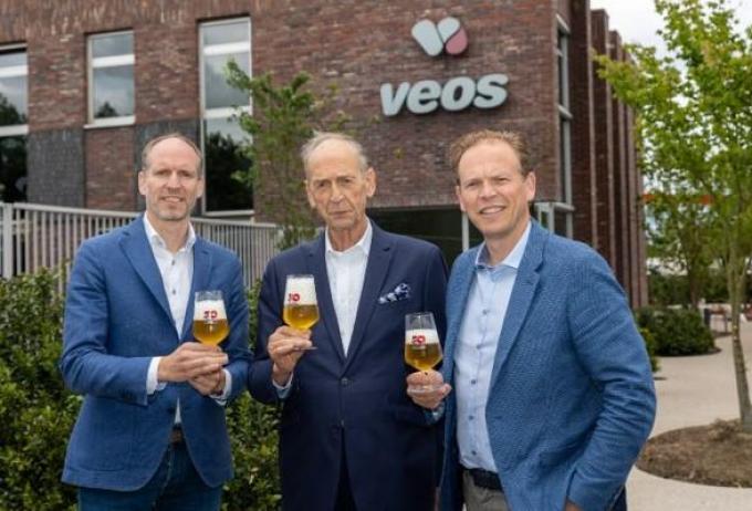 Michael Slee (centraal) heft het glas op de verjaardag van Veos, samen met co-ceo's Robert en Wim Slee.