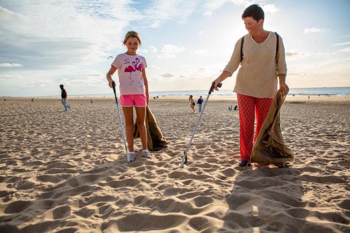 De Proper Strand Lopers houden onze stranden proper.