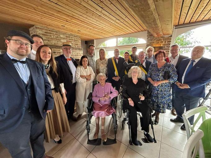 Maria met haar dochter, familie en genodigden op het feest.