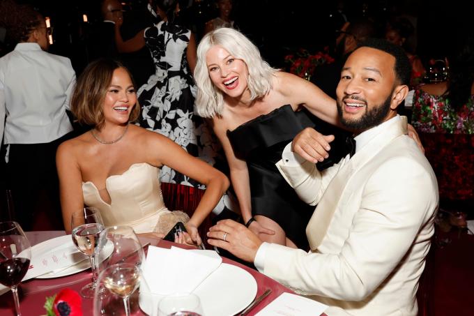 Chrissy Teigen, Elizabeth Banks en John Legend