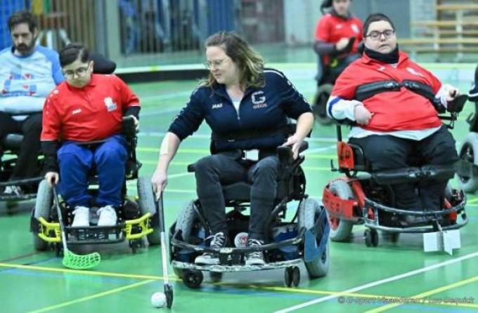 Lien Anseele in actie met haar oude sportrolstoel.