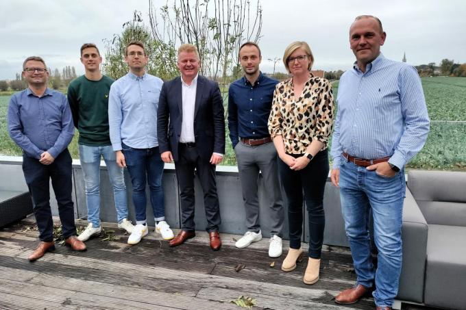 Anthony Dumarey stelde maandag zijn nieuwe schepencollege voor... op het terras van de loods van Residentie Vastgoed.