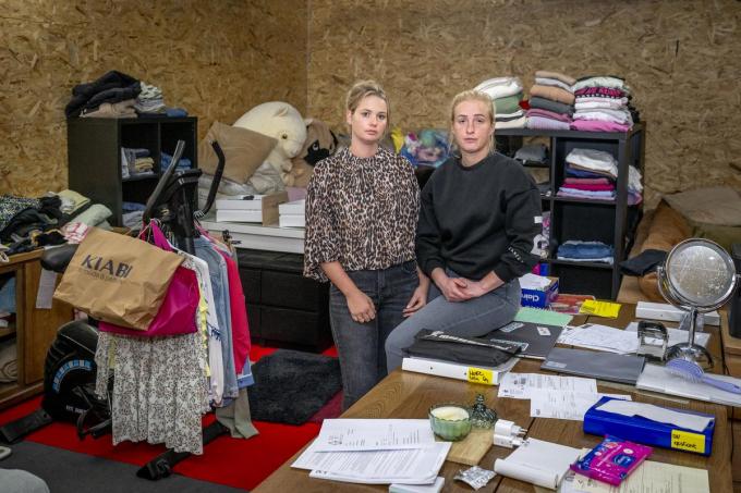 Een hangar achter het huis werd omgebouwd tot tijdelijke woning, met de steunactie hopen Axelle en Lise dat de woning snel afgewerkt kan worden.