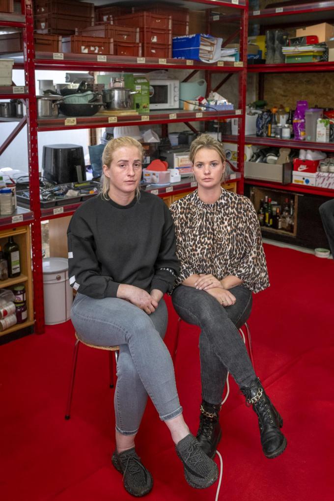 Lise en Axelle in de voorkamer van de tijdelijke woning van het gezin.