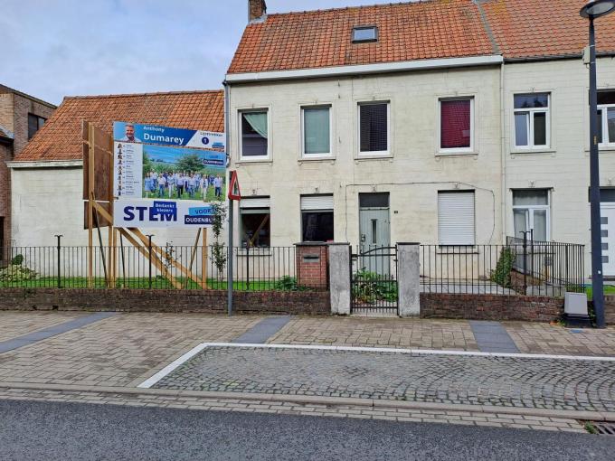 In de voortuin van Hoogstraat 18, het meest omstreden dossier uit de audit, stond een verkiezingsbord voor ‘Voor Oudenburg’.