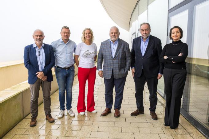 Het nieuwe gemeentebestuur van Middelkerke.