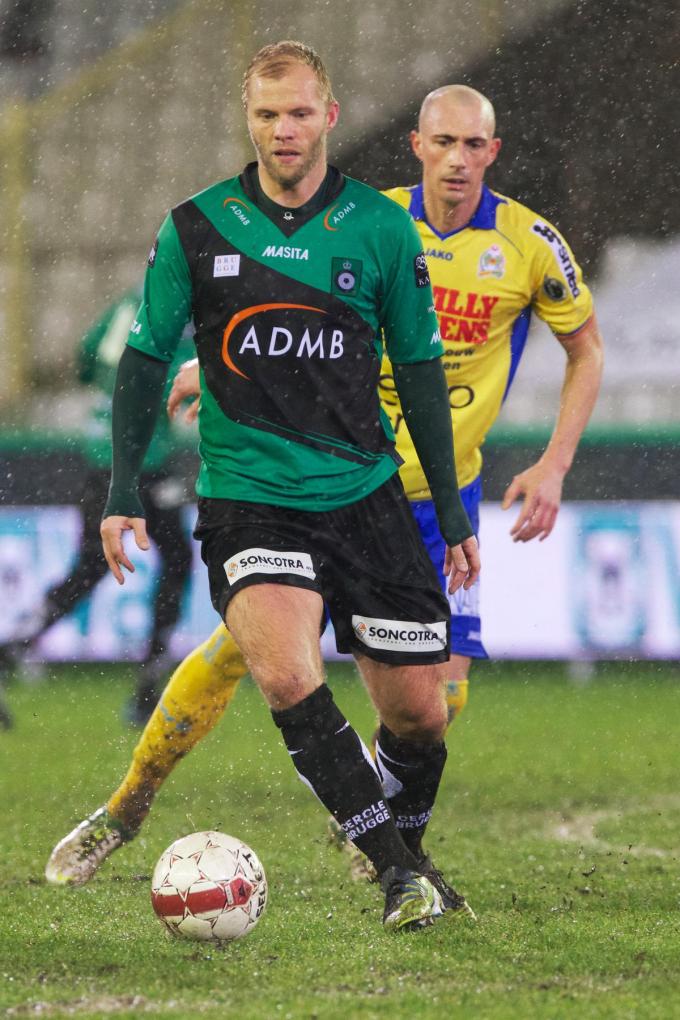 Eidur Gudjohnsen in december 2012 in actie met Cercle Brugge tegen Waasland-Beveren.